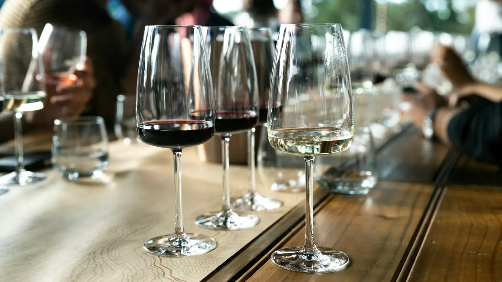 Copas de vino sobre una mesa preparada para cenar