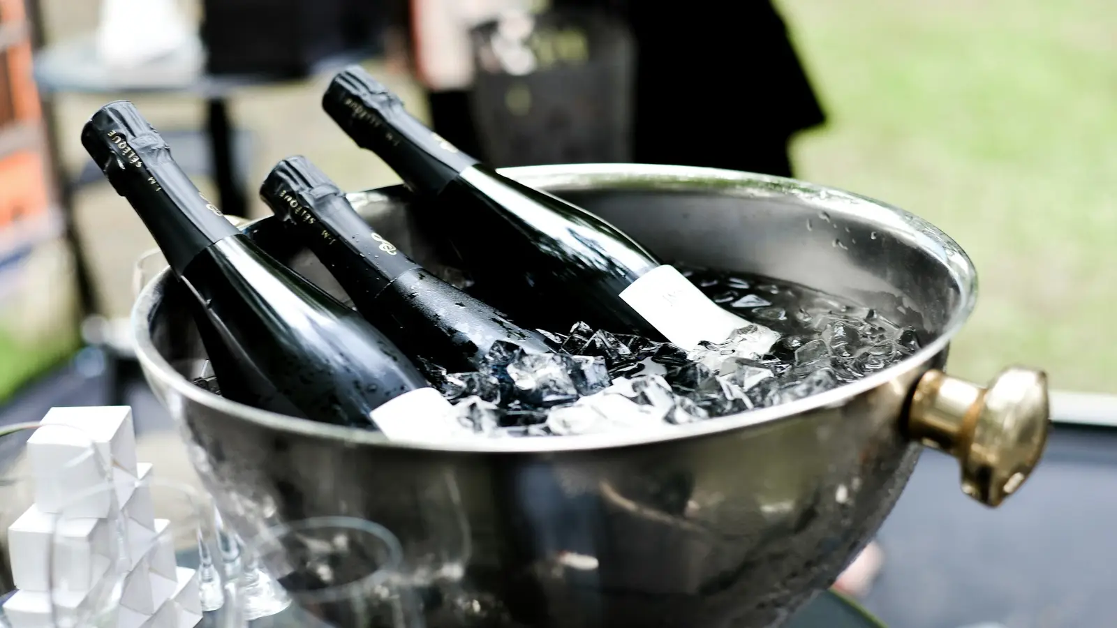 Botellas de vino en una cubitera con hielo