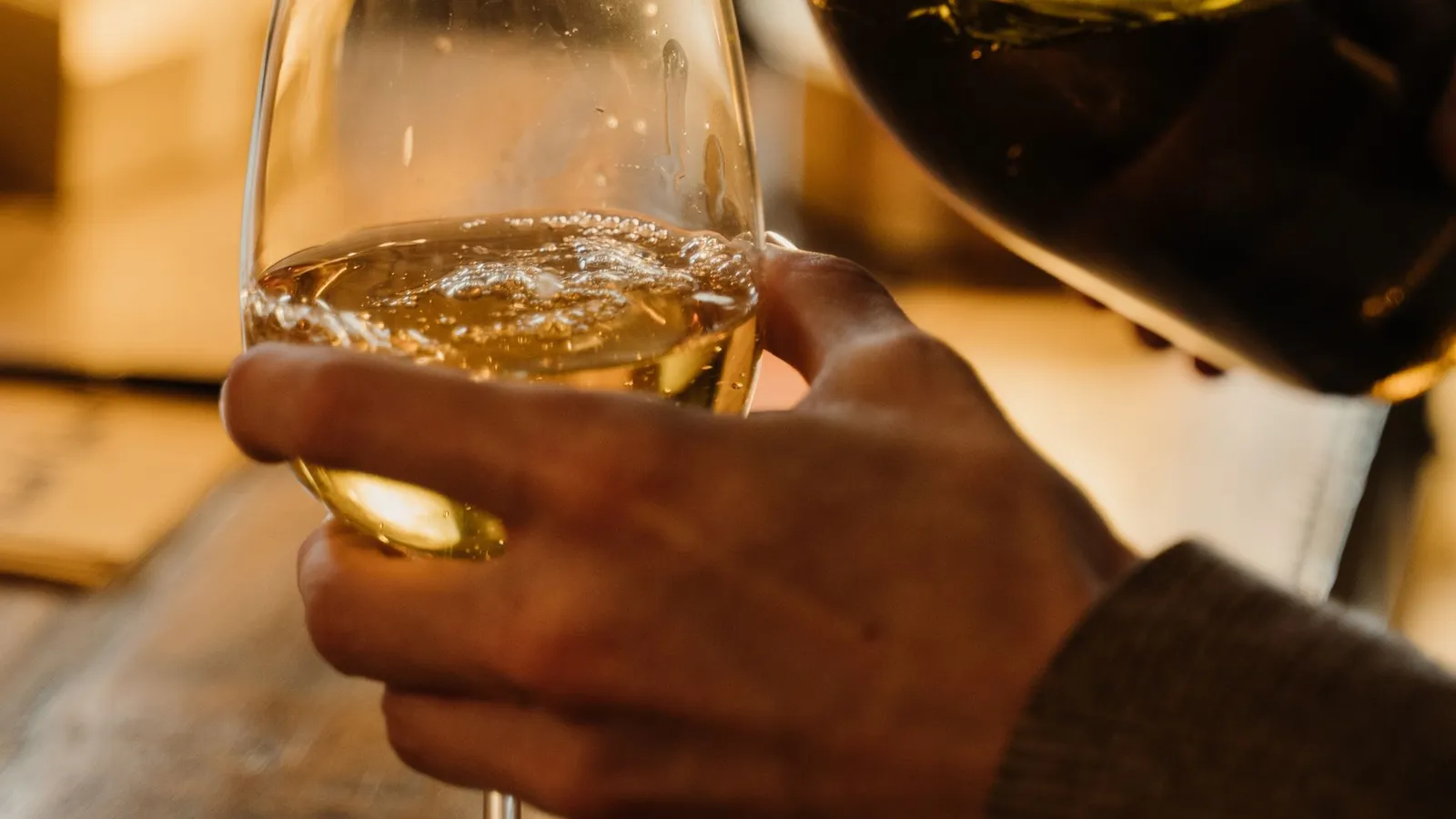 Vino blanco servido en una copa